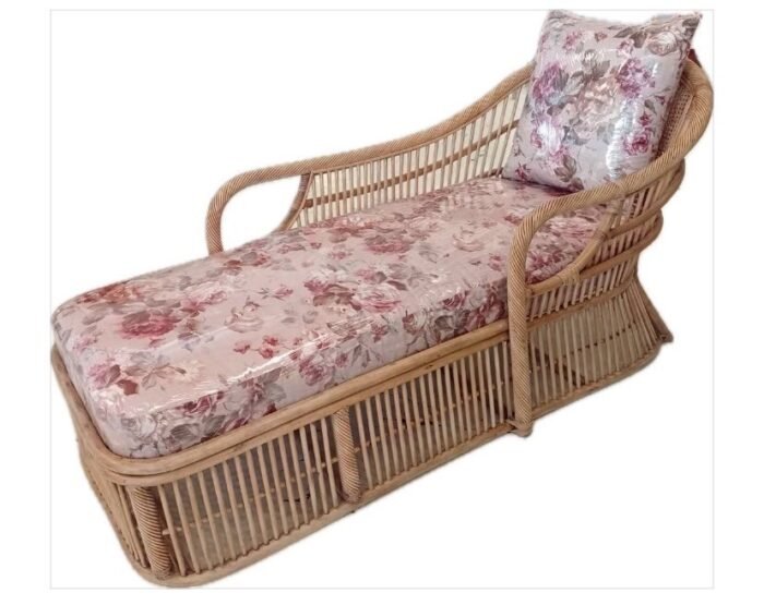 Rattan Daybed with cushion - Image 1